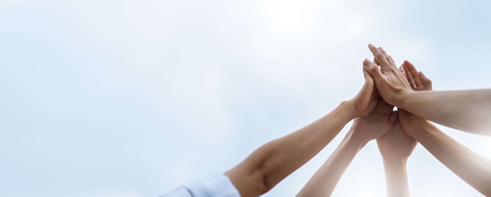 Mehrere Personen ein Handschlag auf einem Messestand