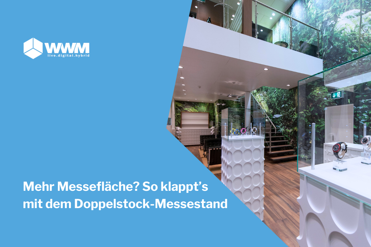 Ein großer doppelstöckiger Messestand mit einem Wandgemälde und einem großen Glasausstellungsstück.