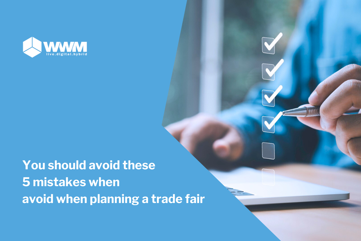 A man is working on a laptop on which a checklist for planning the trade fair is displayed.