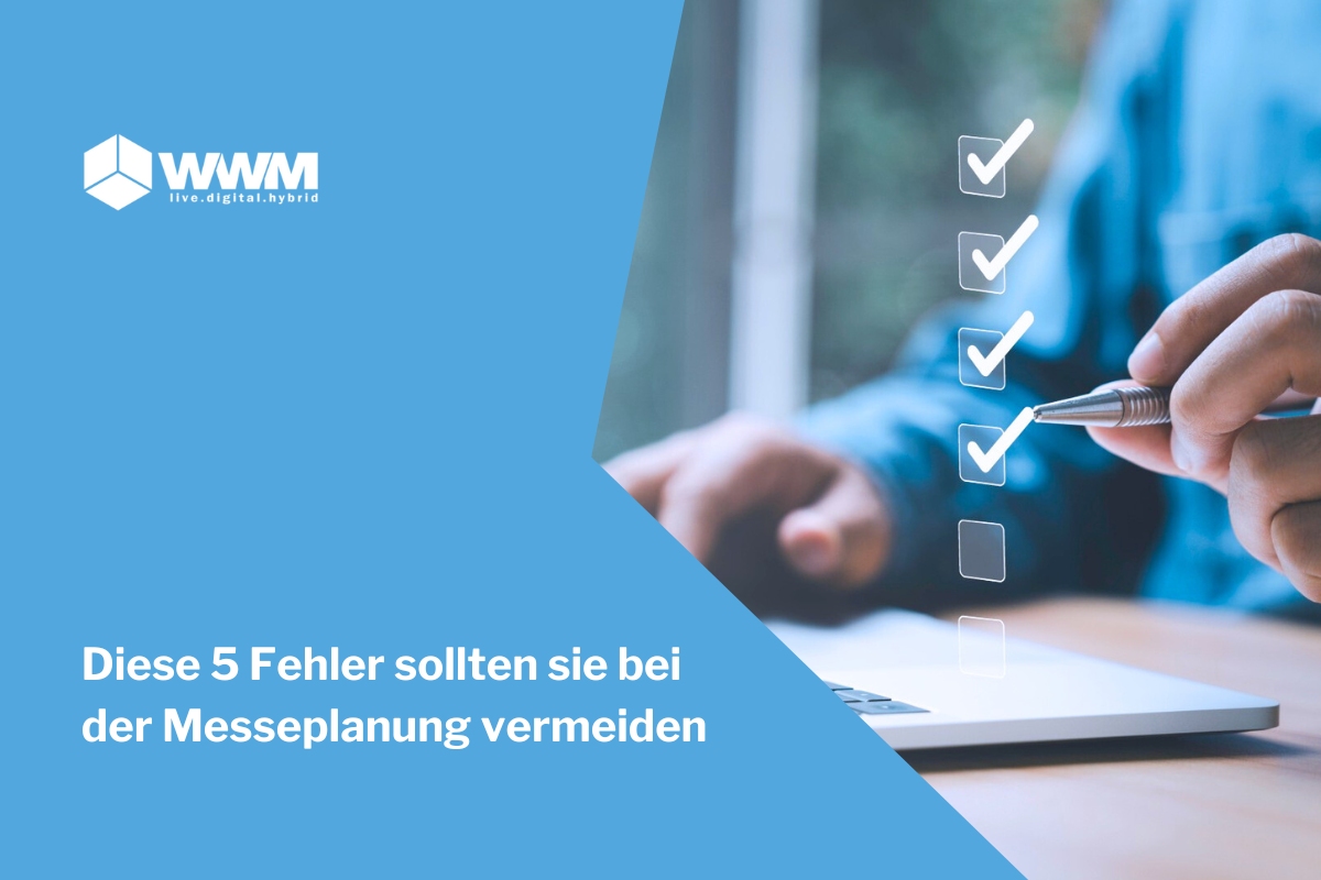 Mann arbeitet am Laptop, auf dem ein Checkliste für die Messeplanung angezeigt wird.