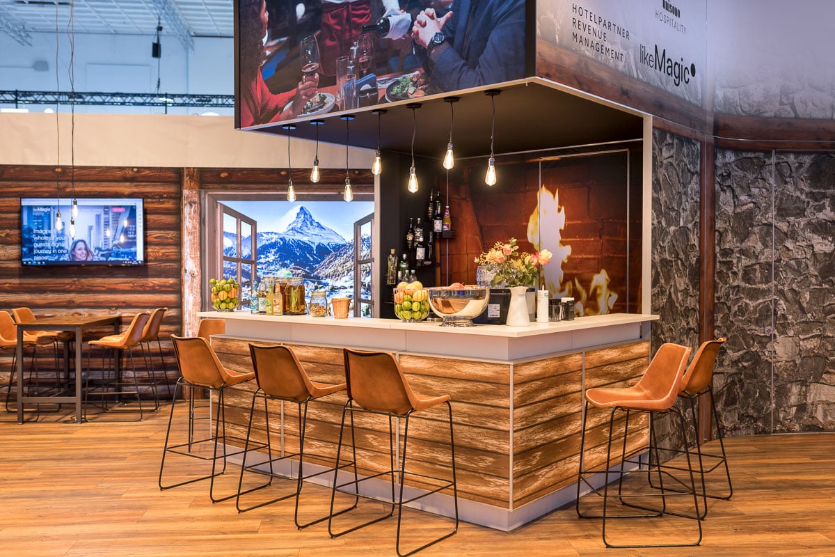 Individual exhibition stand wood look, lamps