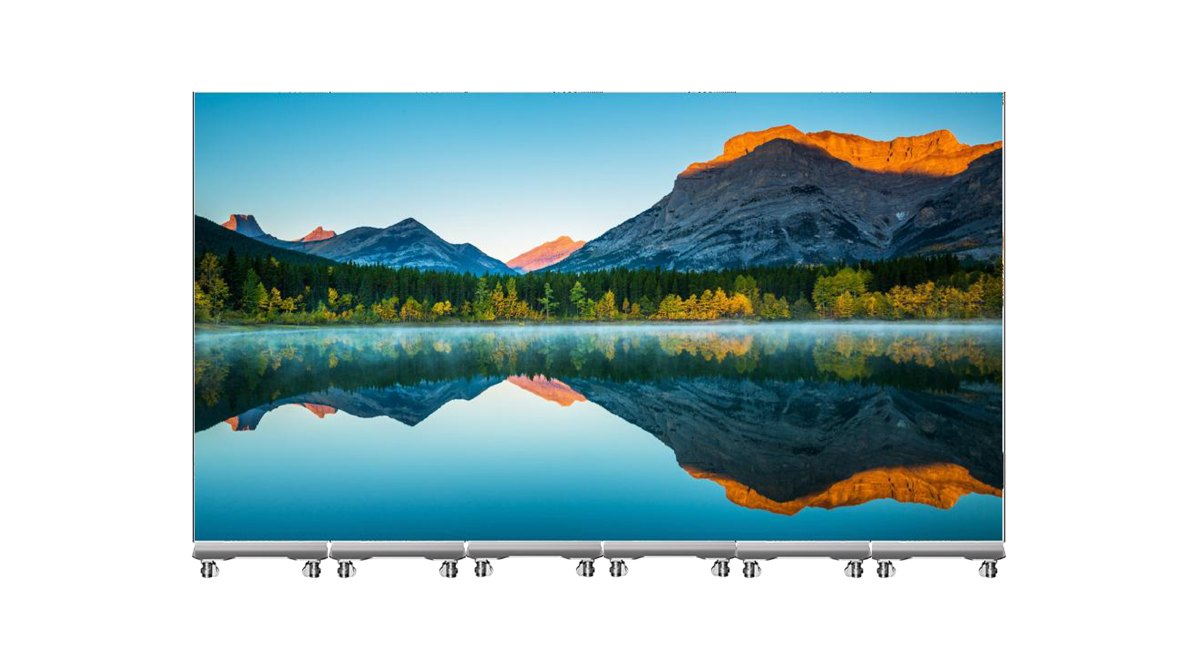 Präsentation auf LED-Postern auf Messen eines ruhigen Bergsees mit Sonnenreflexion.
