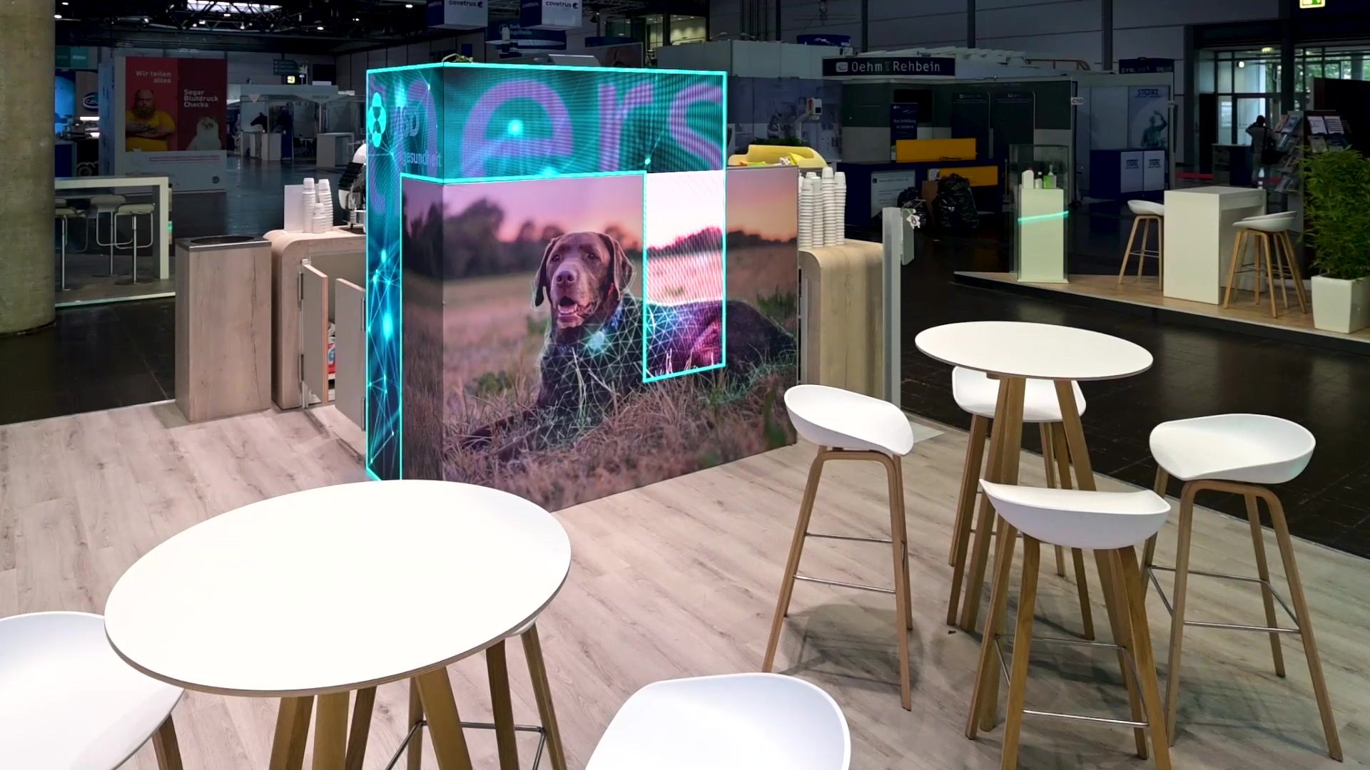 Kombination aus Textilgrafik und LED-Videowand auf einem digitalen Messestand