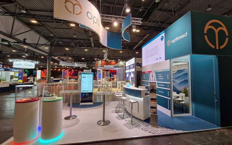 Individueller Messestand von optimed mit Fensterelement am Besprechungsraum