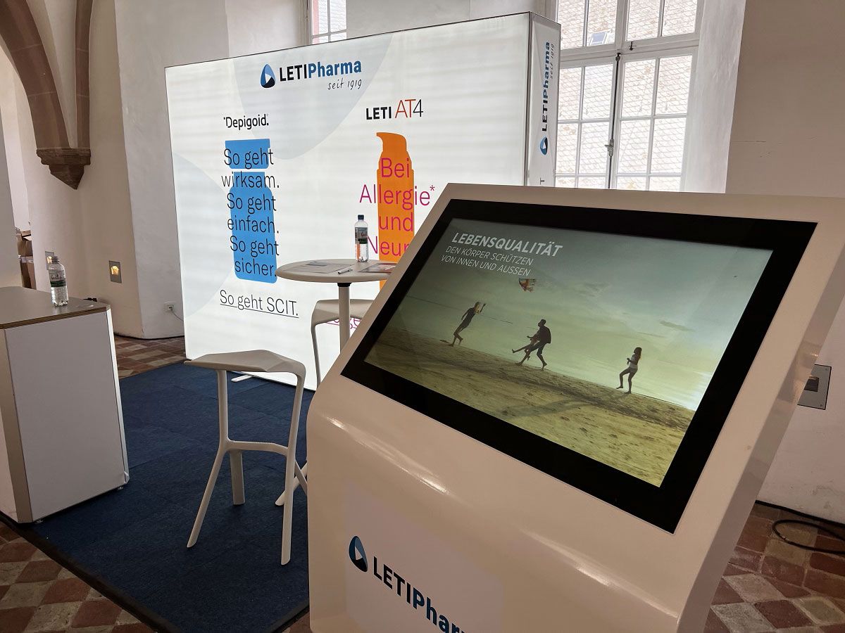 Digital touchsteele on mobile exhibition stand