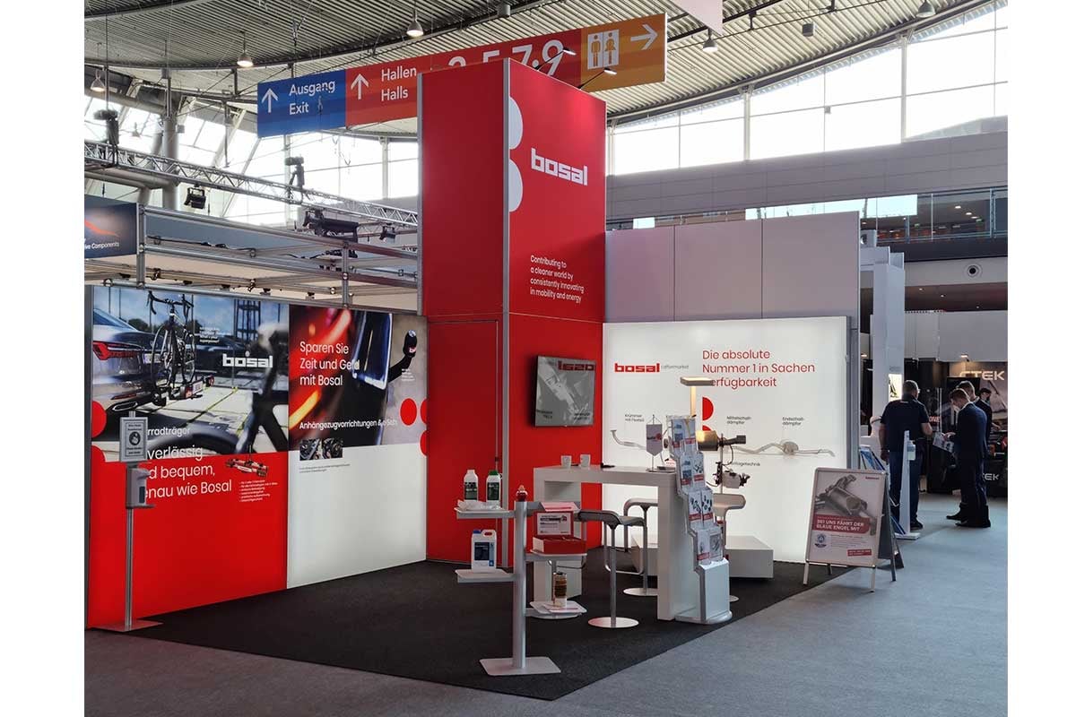 Modular exhibition stand from Bosal with red tower attachment for a high long-distance effect