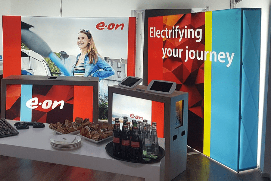 Folding displays - backlit versus illuminated
