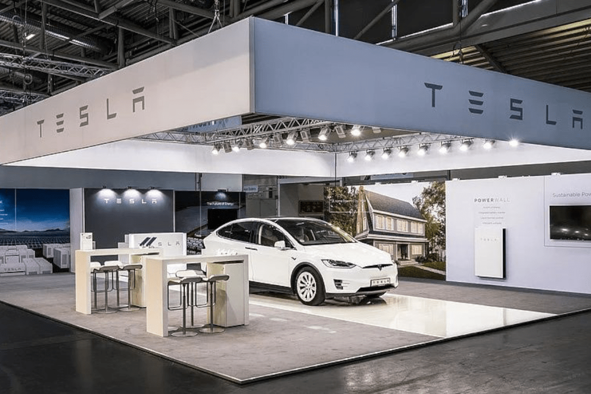 Messestand für Tesla auf der Intersolar in München