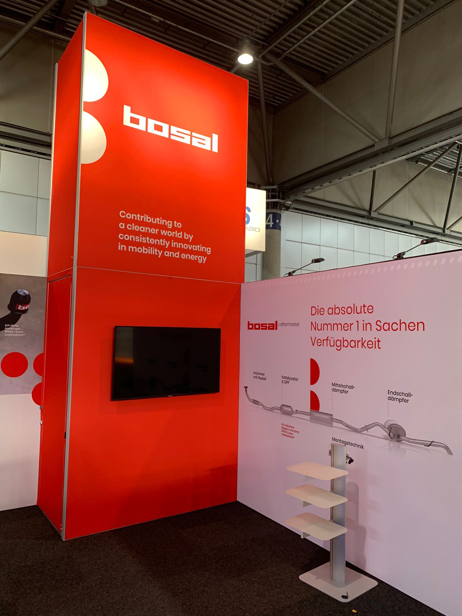Red tower of the Bosal modular exhibition stand with integrated screen